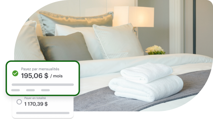 Un lit de chambre d'hôtel frais et impeccable recouvert d'exemples de paiements mensuels Flex Pay.